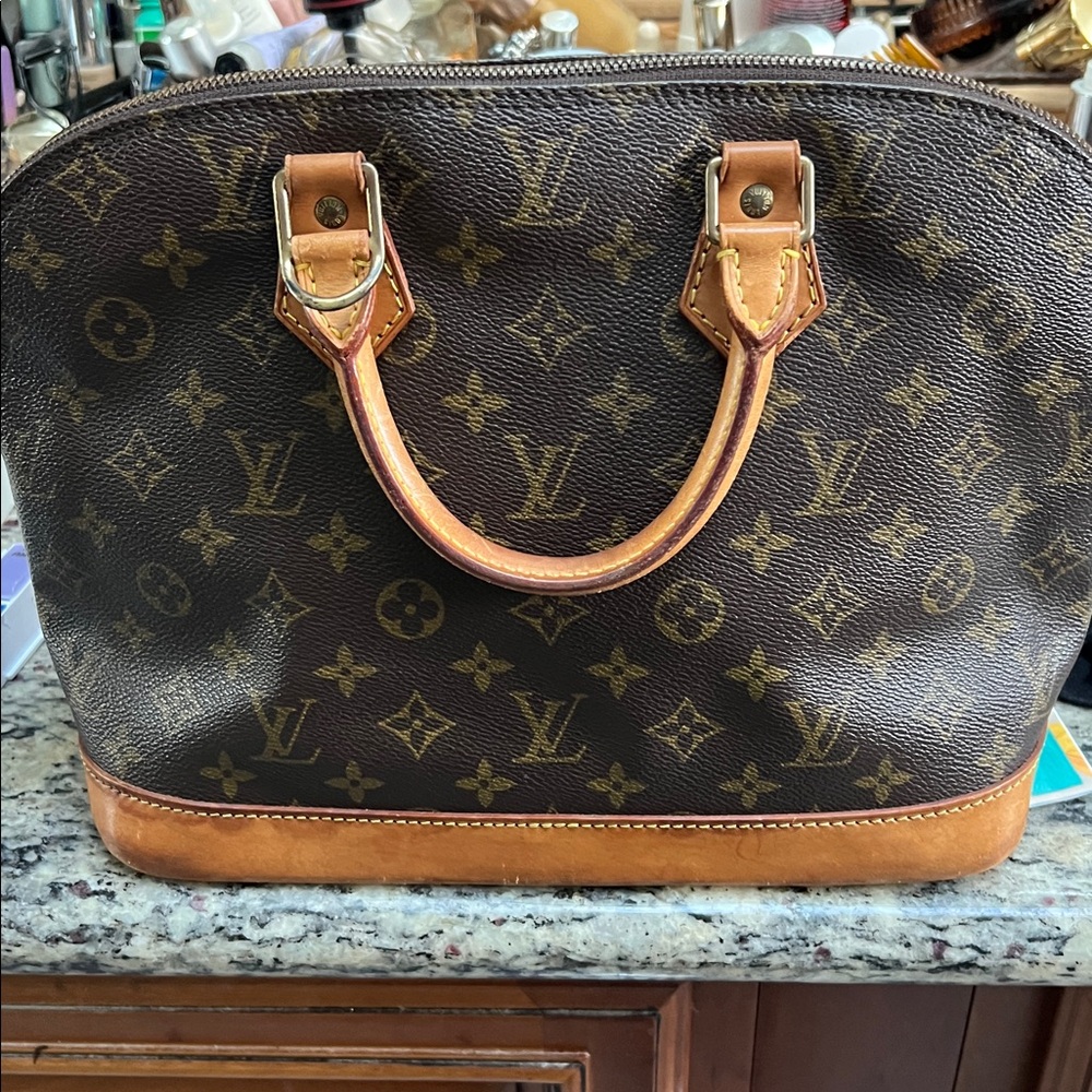 Louis Vuitton Monogram Brown Handbag
It used and it is big size